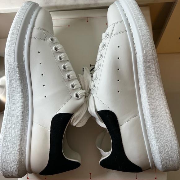 Alexander McQueen Oversized Women’s Sneaker - Picture 6 of 6